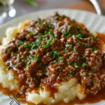 Hackfleisch mit Bratensauce auf cremigem Kartoffelpüree