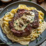 Zartes Steak mit Gorgonzola Alfredo-Sauce und karamellisierten Schalotten