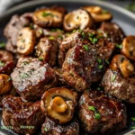 Saftige Steakwürfel in Knoblauch-Butter-Sauce mit Champignons