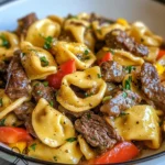 Cheesesteak-Tortellini mit cremiger Provolone-Sauce genießen.