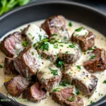 Zarte Steakwürfel in einer verführerischen Parmesan-Cremesauce