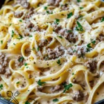 Luxuriöse Rindfleisch-Pasta in einer cremigen Knoblauchsoße