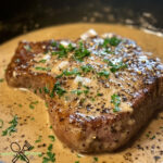 Klassisches Steak Au Poivre mit cremiger Cognac-Sauce