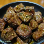 Zarten Steakwürfel in aromatischer Knoblauchbutter genießen.